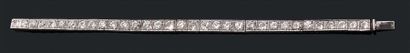 Bracelet en platine, formé d'une ligne souple...