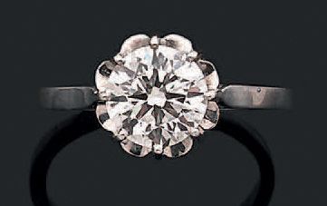 Bague en platine, sertie d'un diamant taillé...