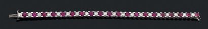 Bracelet souple en platine, formé d'une ligne...