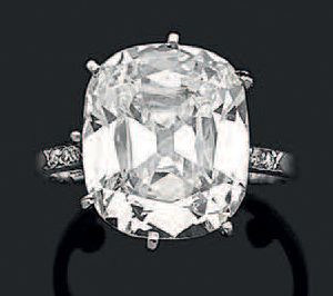 Bague en platine, orné d'un diamant ovale...
