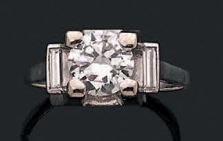 Bague en platine, ornée d'un diamant taillé...