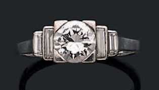 Bague en platine, sertie d'un diamant taillé...