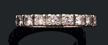 Alliance en or gris 18K (750), sertie de...