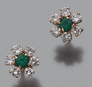 Paire de clous d'oreilles en or jaune 18K...