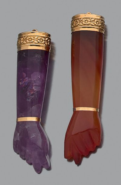 Deux pendentifs Main Figa, en cornaline ou...