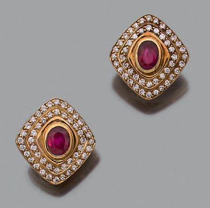 Paire de clips d'oreille losangiques en or...