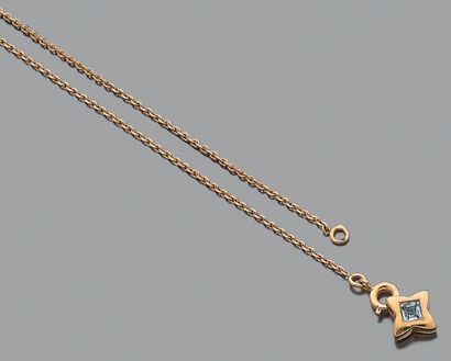 Deux chaînes et un pendentif étoile en or...