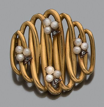 Broche ovale en or jaune 18K (750), formée...