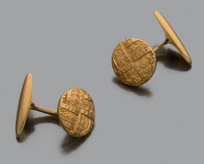 Deux paires de boutons de manchettes en or...