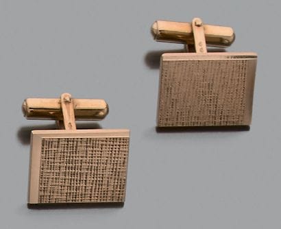 Deux paires de boutons de manchettes en or...