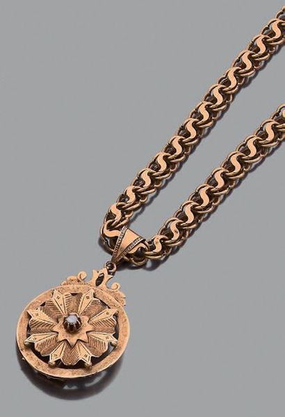 Broche pendentif et chaîne en or jaune 18K...