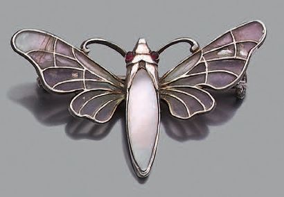 Broche papillon en argent, le corps orné...