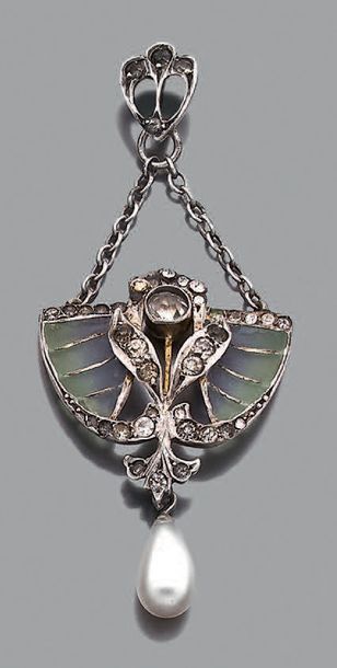 Pendentif triangulaire en argent et plique-à-jour,...