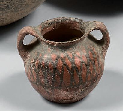 Set of:
- vase with two handles and fishnet...