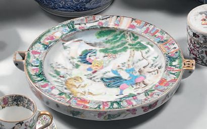 CHINE, Canton - Vers 1900
Porcelain warming...