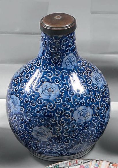 CHINE - XVIIIème siècle
* Porcelain bottle...