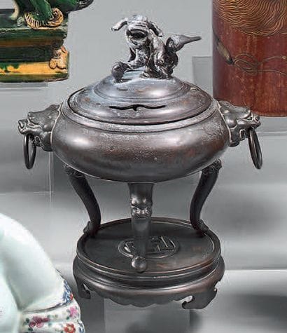 INDOCHINE - Vers 1900
Brûle-parfum tripode...