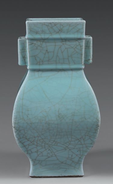 CHINE - XVIIIème siècle
Vase de forme «fanghu»...
