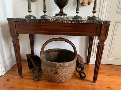 Moulded mahogany middle console, the belt...