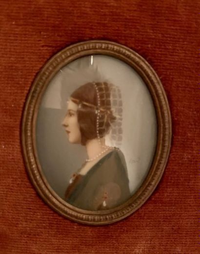 Oval miniature representing a portrait of...