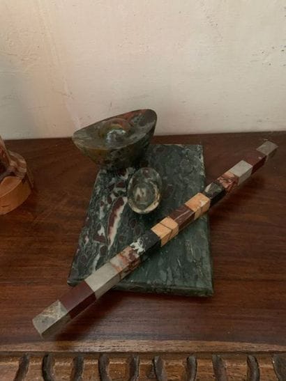 Set consisting of a small coloured marble...