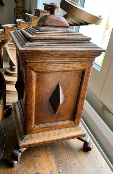 Quadrangular shaped tea box, the sides decorated...