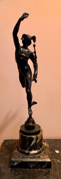 Statuette in patinated bronze representing...