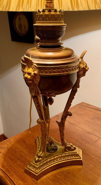Ancient oil lamp depicting an Athenian in...