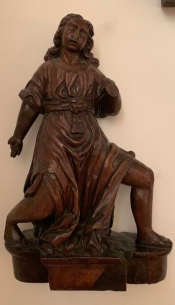 Pair of statues of angel thurifer in carved...