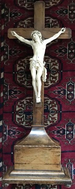 Carved ivory Christ.
18th century.
Height:...