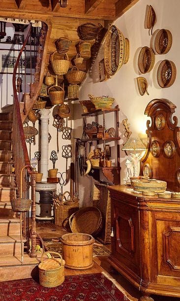 Set of about thirty woven wicker baskets...