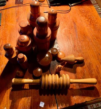 Set of fifteen pieces of turned and screwed...
