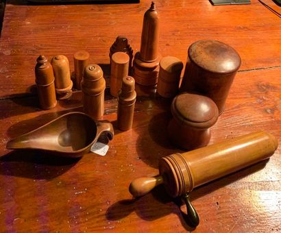 Set of fifteen pieces of turned and screwed...