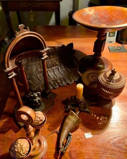 Ensemble de sept pièces en bois tourné: une...
