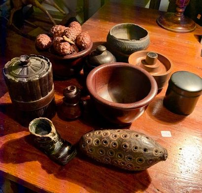 Ensemble de dix pièces en bois tourné: coupes,...
