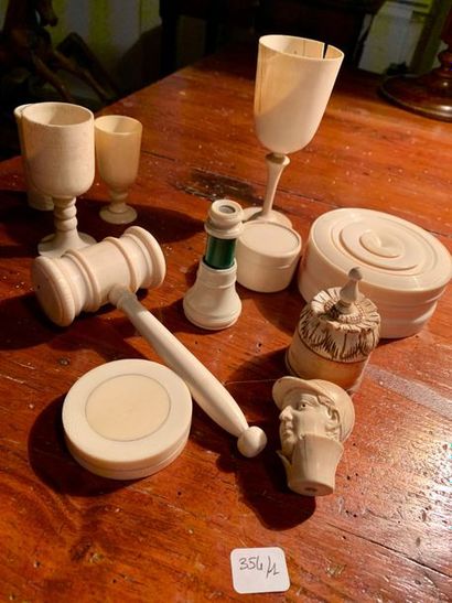 Ensemble de onze pièces en os ou ivoire sculpté:...