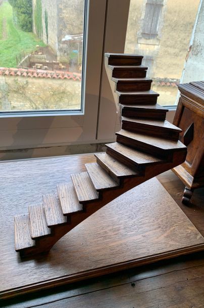 Escalier à angle vif en chêne, fixé sur un...