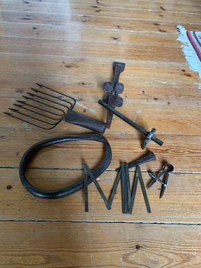 Lot d'outils en métal et fer forgé: un mètre,...