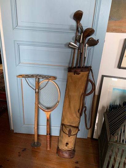Lot de six anciens clubs de golf dans un...