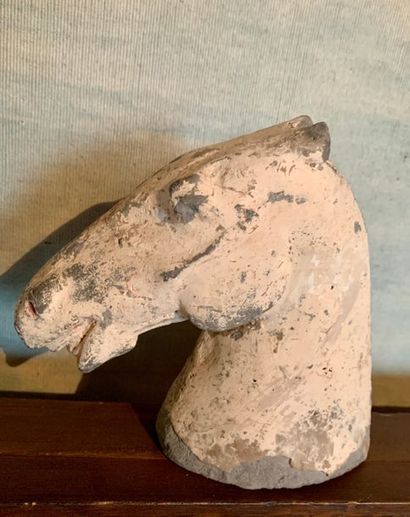 Horse's head in polychrome grey clay.
Han...