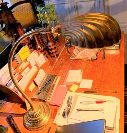 Desk lamp in gilded brass, the arm in articulated...
