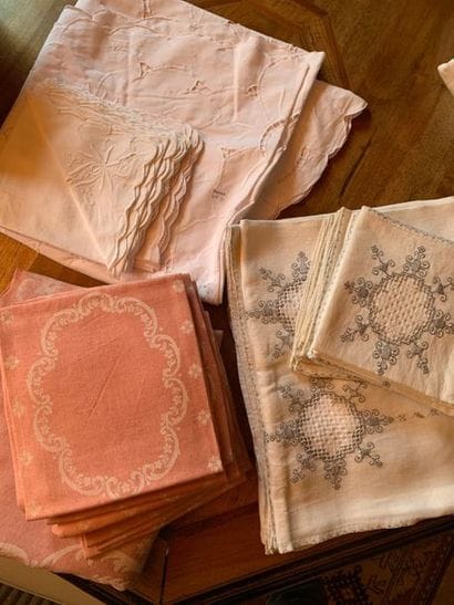 Set of tablecloths and napkins:
- one pink...