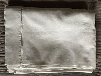 Linen sheet, border with scale days.
220...