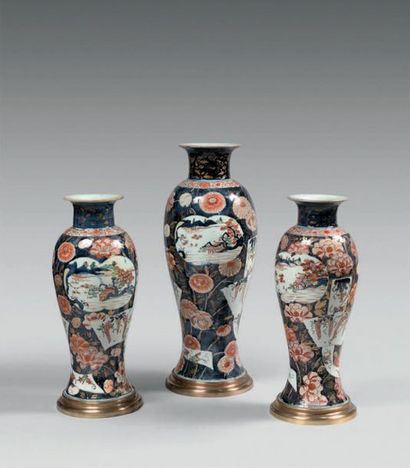 Ensemble de trois vases balustre en porcelaine...