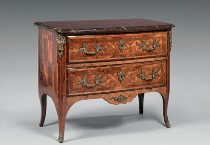 Petite commode à façade légèrement cintrée...