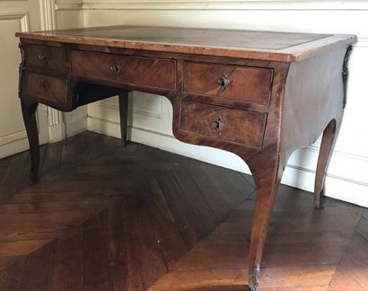 Bureau plat en noyer et placage de noyer....