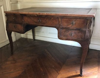 Bureau plat en noyer et placage de noyer....