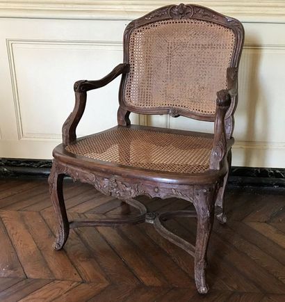 Fauteuil à dossier plat en bois naturel mouluré...