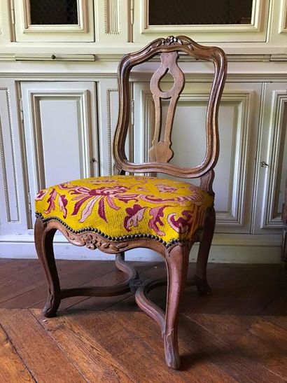 Chaise à dossier plat en bois fruitier mouluré...