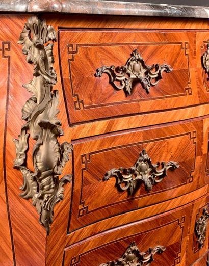 Commode galbée sur toutes faces en bois de...